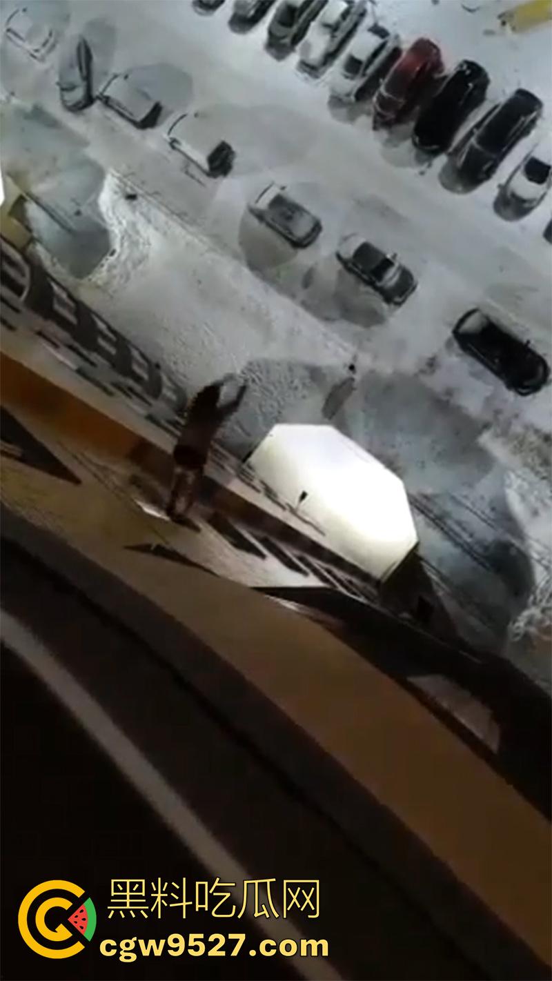 俄罗斯男子吸毒出幻觉，以为自己是超人，说什么都要飞出去，结果起飞失败当场殒命！  第2张