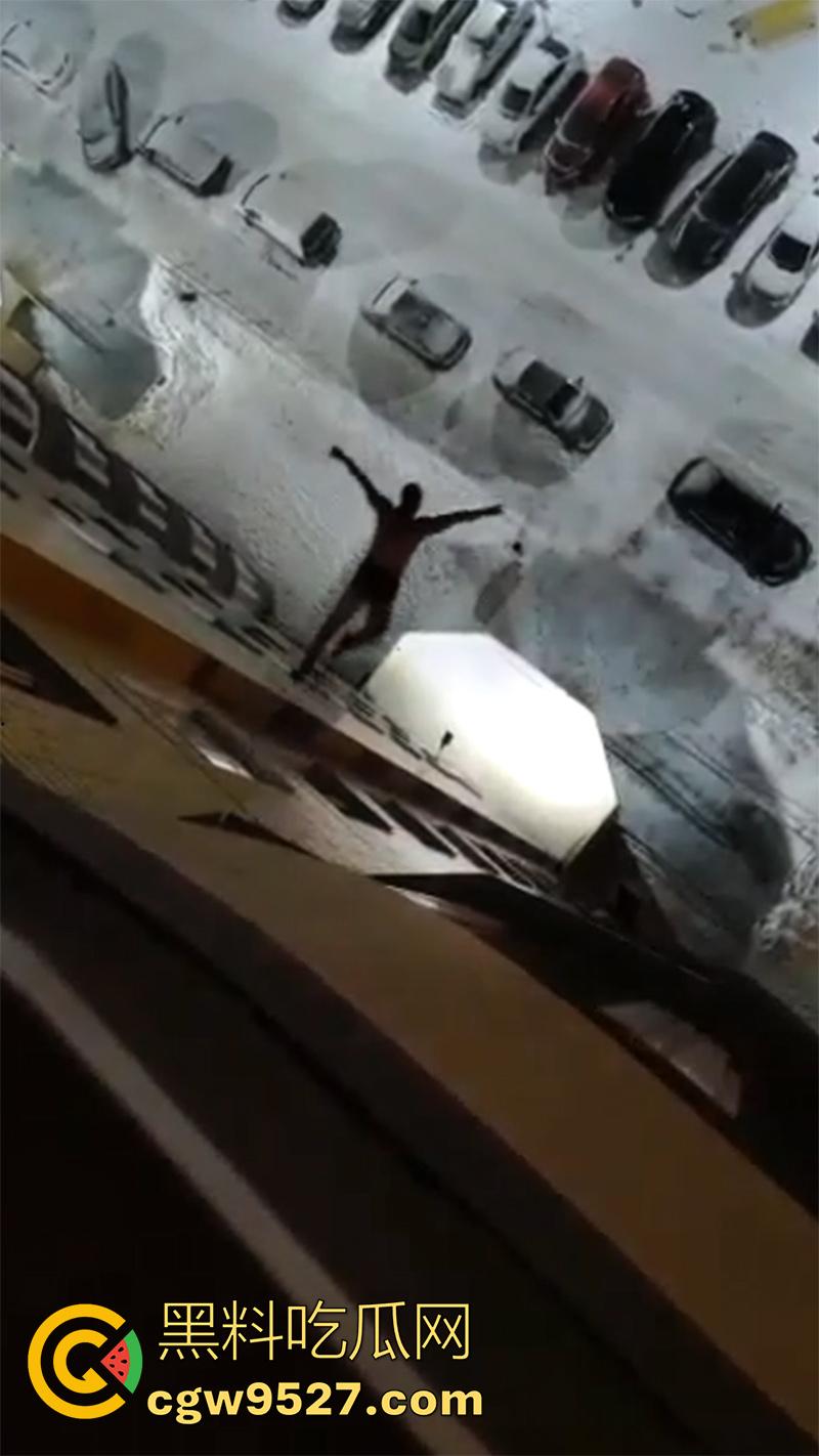 俄罗斯男子吸毒出幻觉，以为自己是超人，说什么都要飞出去，结果起飞失败当场殒命！  第3张